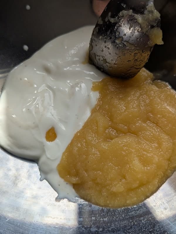 2 ajouter la compote de pommes