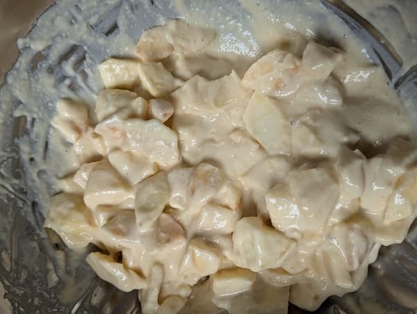 9 incorporer les morceaux de pommes à la pâte