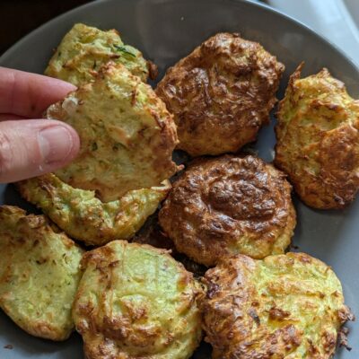 Assiette de beignets de courgettes dorés et croustillants, cuits au Air Fryer, servis chauds