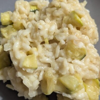 Un délicieux risotto aux courgettes et parmesan, une recette facile à réaliser et pleine de saveurs