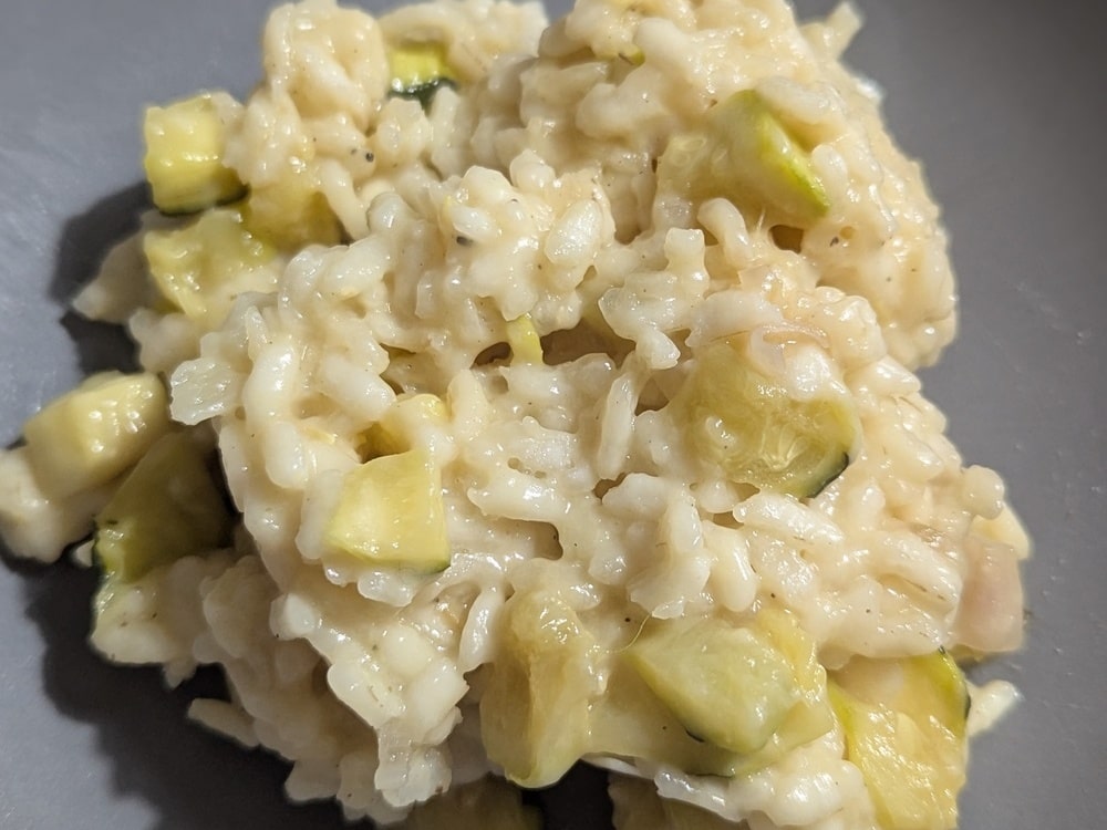Un délicieux risotto aux courgettes et parmesan, une recette facile à réaliser et pleine de saveurs