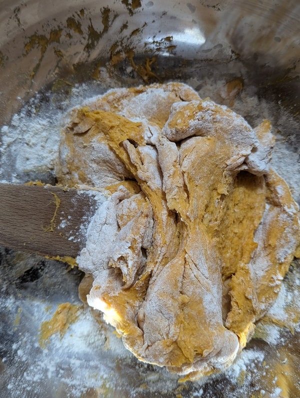 ajuster la quantité de farine dans la pâte