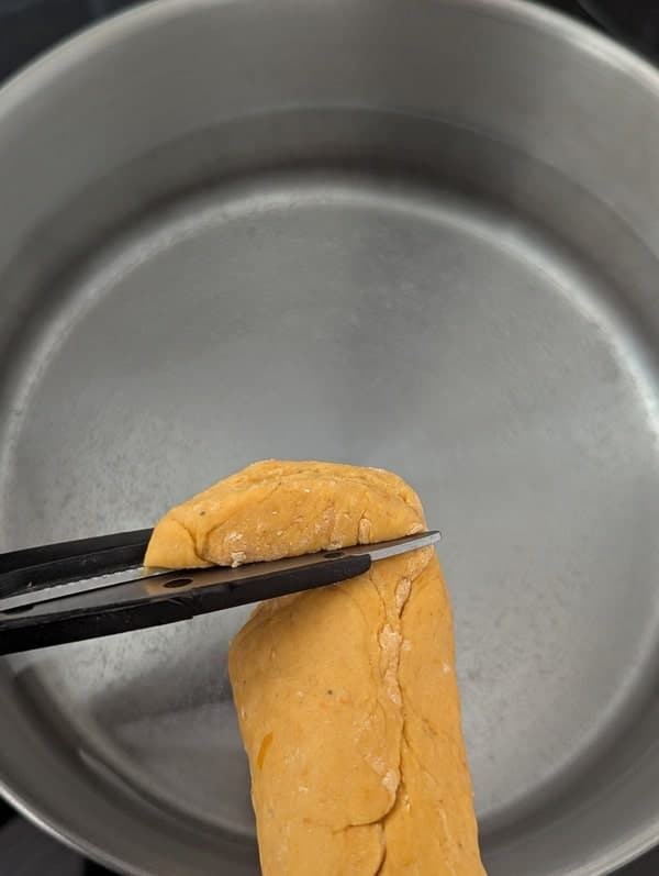 découper les gnocchis avec des ciseaux