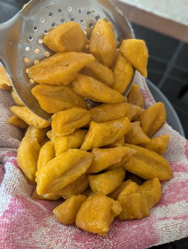 faire bouillir les gnocchis dans l’eau chaude puis les égoutter