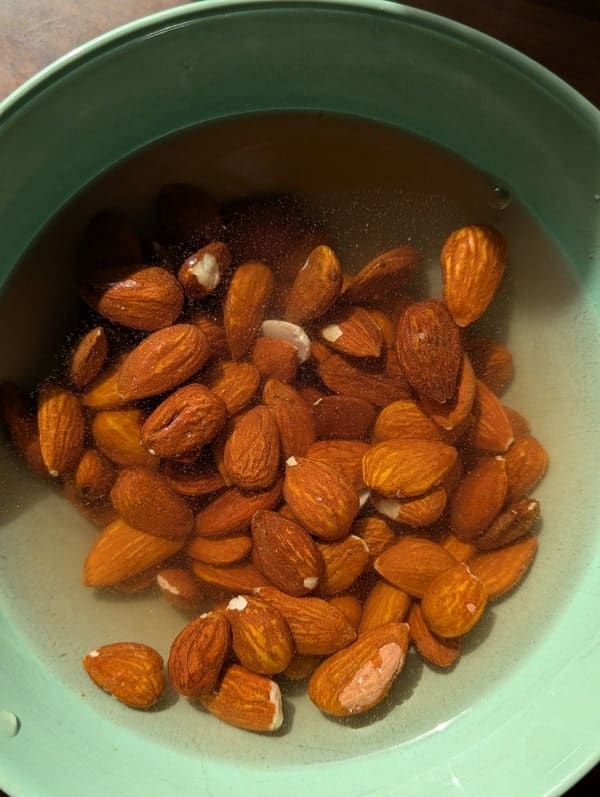faire tremper les amandes dans de l’eau