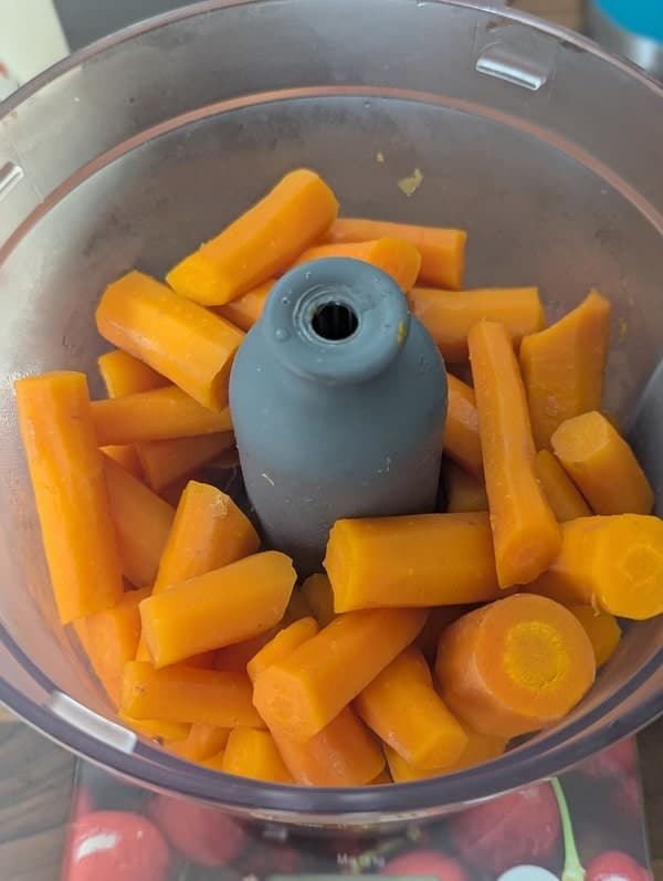 verser les carottes dans votre mixeur