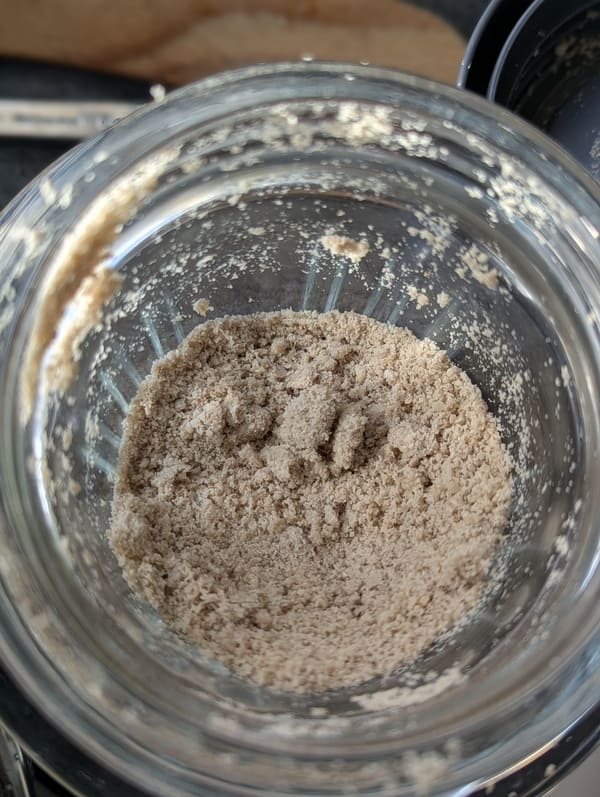 Graines de tournesol versées dans un mixeur pour être réduites en poudre fine