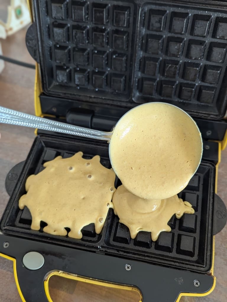 5 verser la pâte à gaufres dans le gaufrier