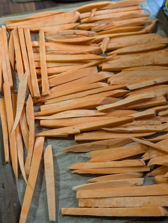 découper à nouveau pour faire des frites et les disposer sur une plaque de four