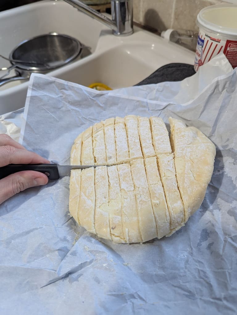 découper les trois quart du reblochon en tranches