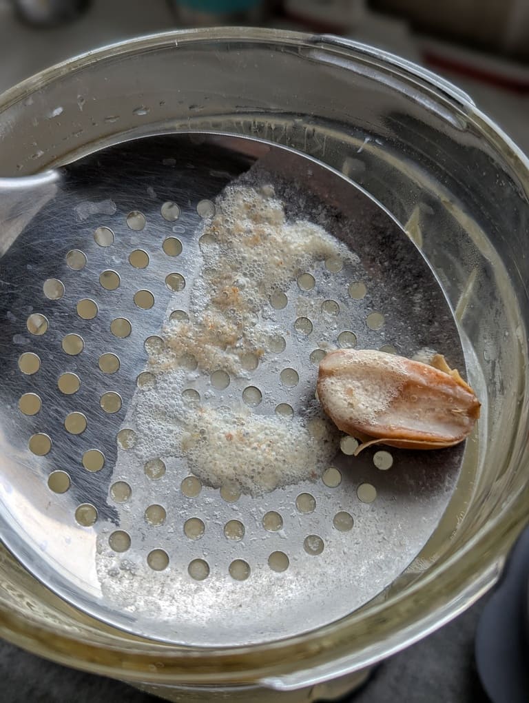 écumer pour retirer les morceaux