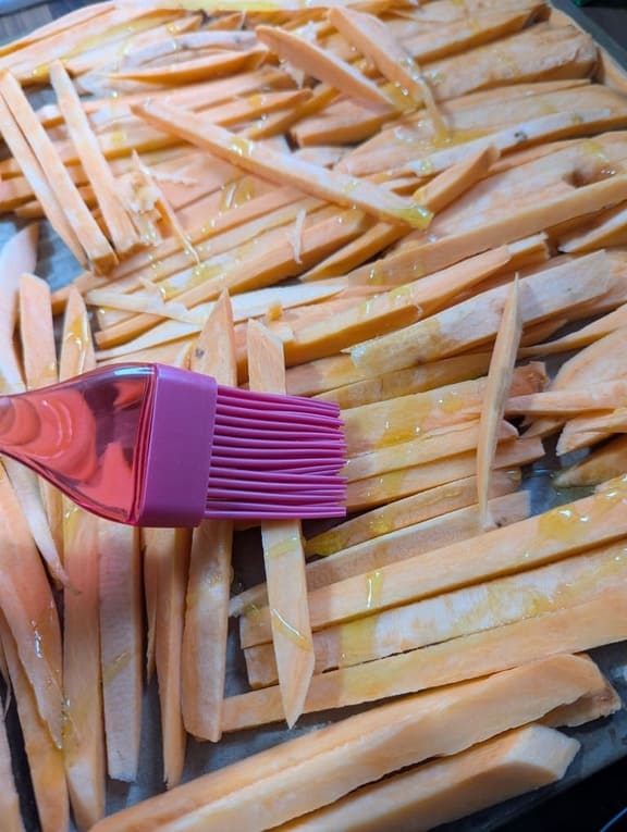 étaler l’huile d’olive au pinceau