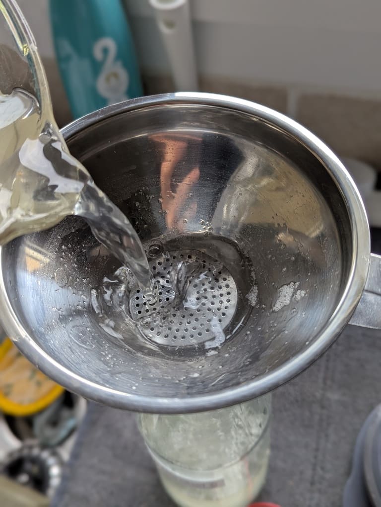 filtrer le mélange pour le verser dans une bouteille