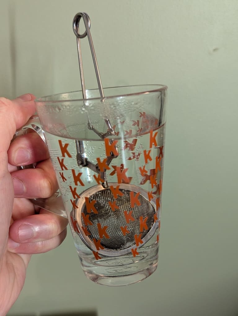 la tasse pendant l’infusion de romarin