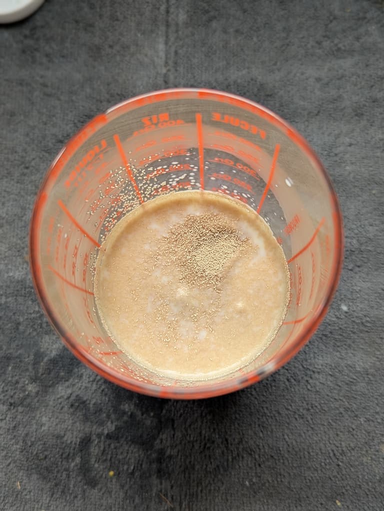 mélanger la levure déshydratée dans du lait tiède