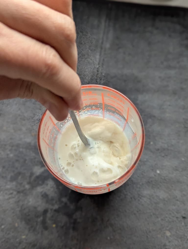 mélanger le lait et la levure pour l’activer