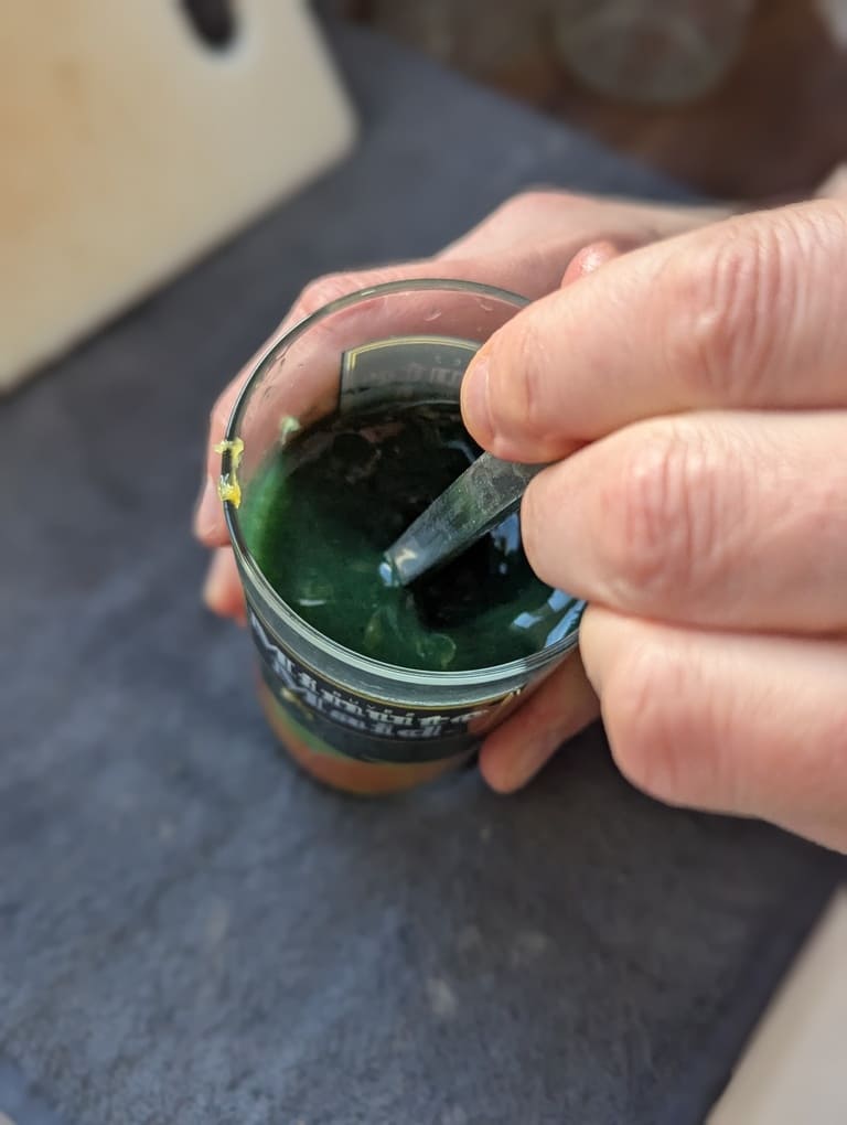 mélanger l’orange et la spiruline
