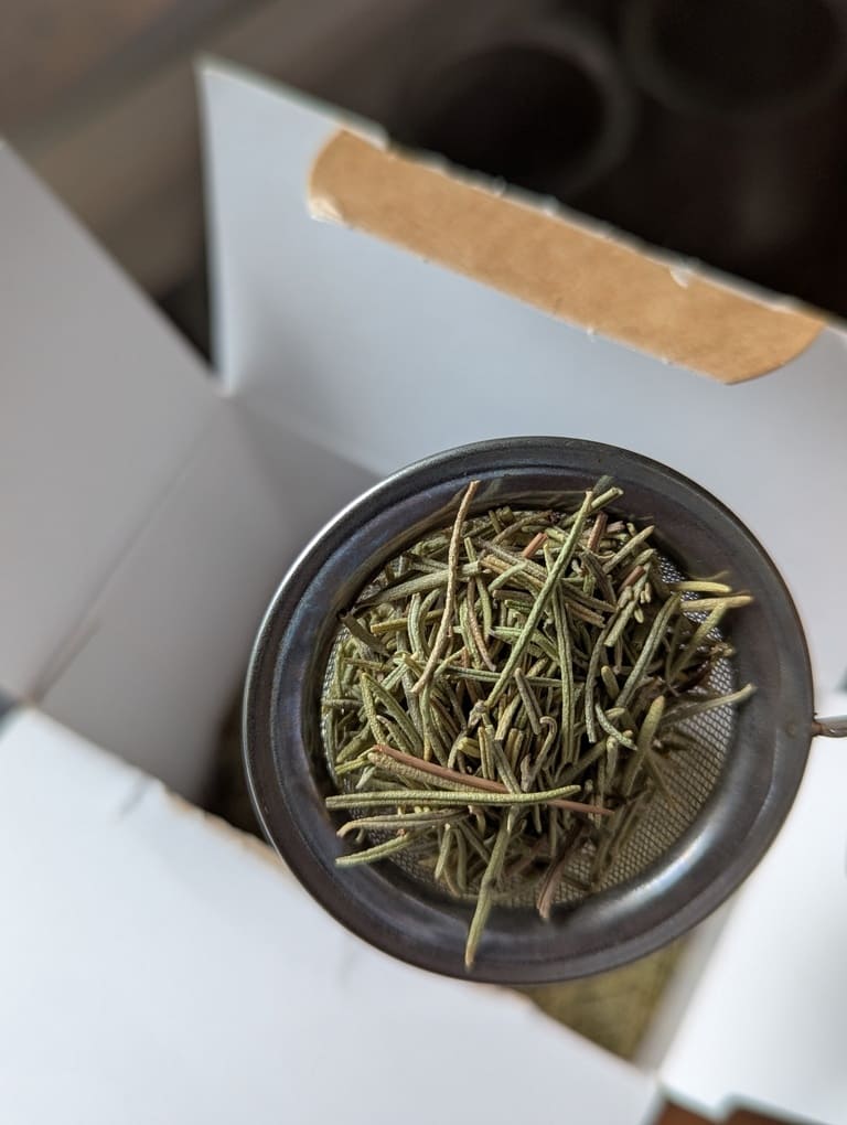 mettre les aiguilles de romarin dans la boule à thé