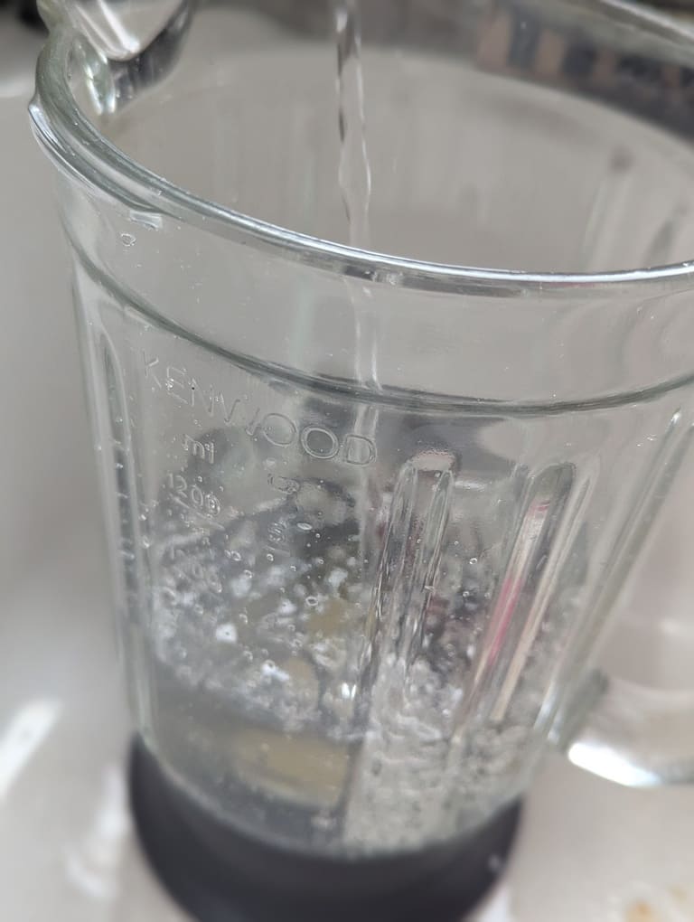 verser l'eau dans le récipient