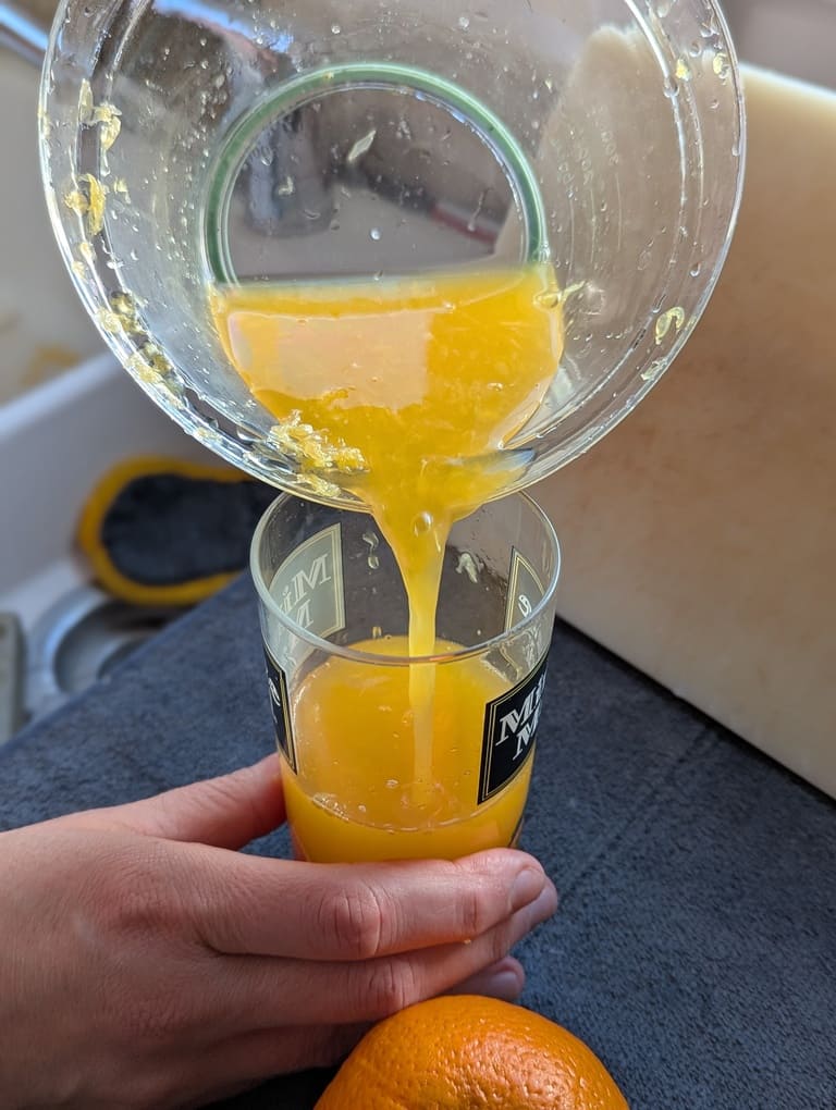 veser le jus d’orange dans un verre