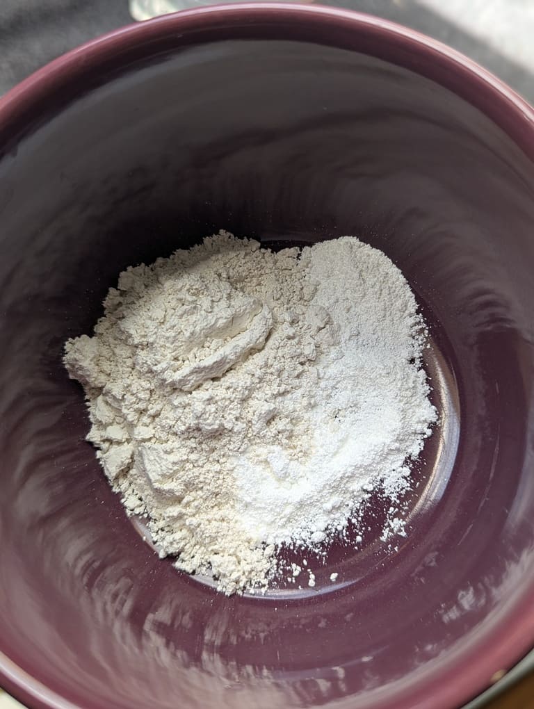 1 déposer l’argile et l’oxyde de zinc dans un bol