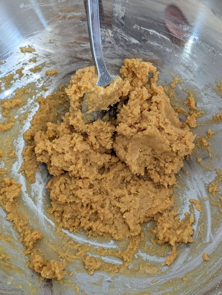 1 mélanger la pâte avec une cuillère