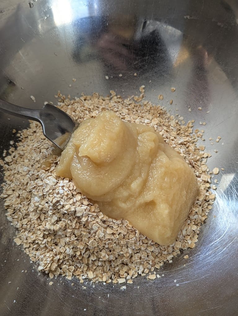 2 verser la compote sur les flocons d’avoine