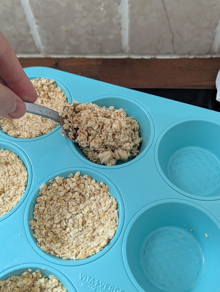 3 verser la pâte dans les moules