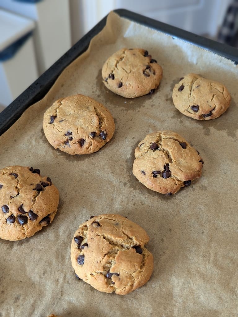 4 cookies chaud sans gluten sortant du four