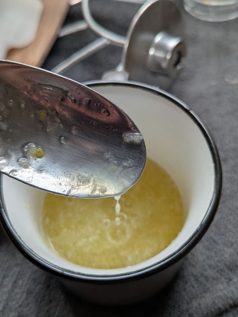 Mélanger le jus de citron tiède et la gélatine