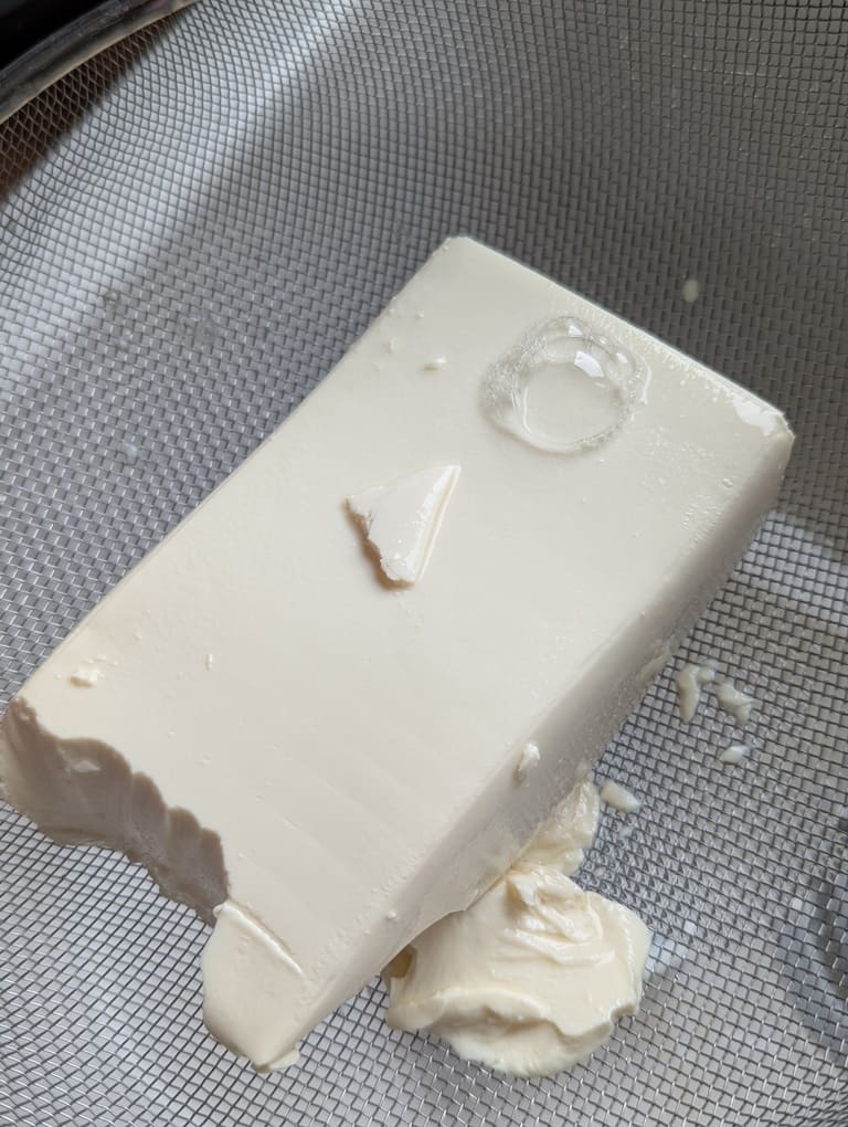 égoutter le tofu