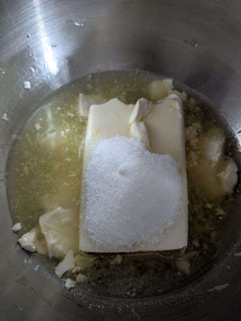 mélanger le tofu soyeux avec le sucre et le jus de citron