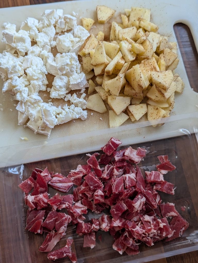 préparer le chèvre, les pommes et la coppa