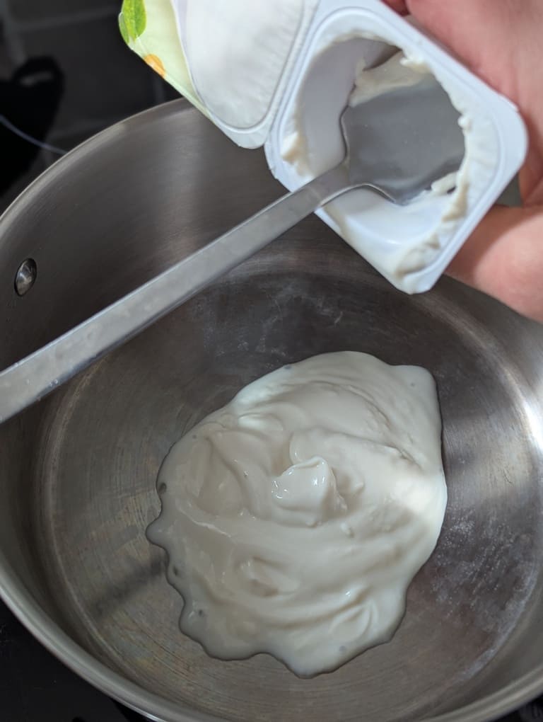 verser les yaourts dans la casserole