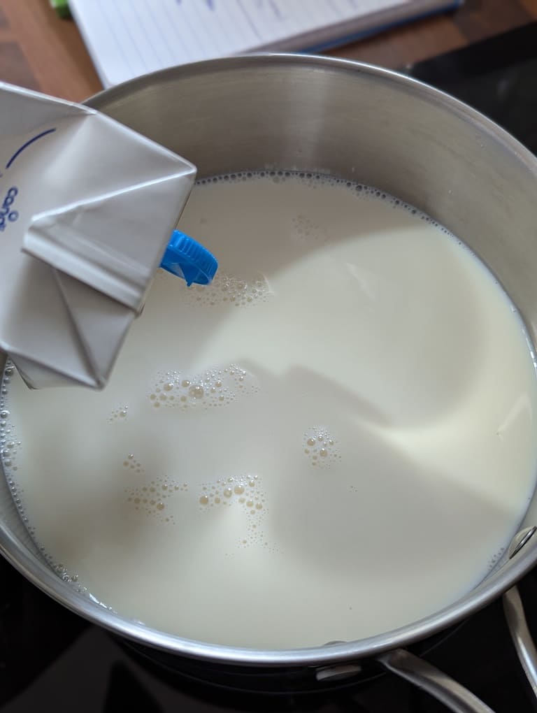 1 verser le lait dans la casserole