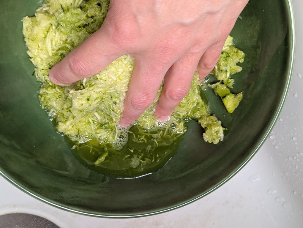 2 enlever l’eau de la courgette