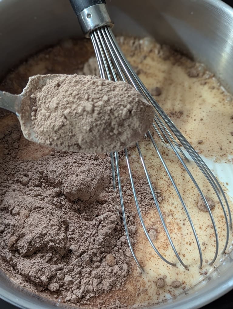 3 ajouter le chocolat en poudre et le sucre
