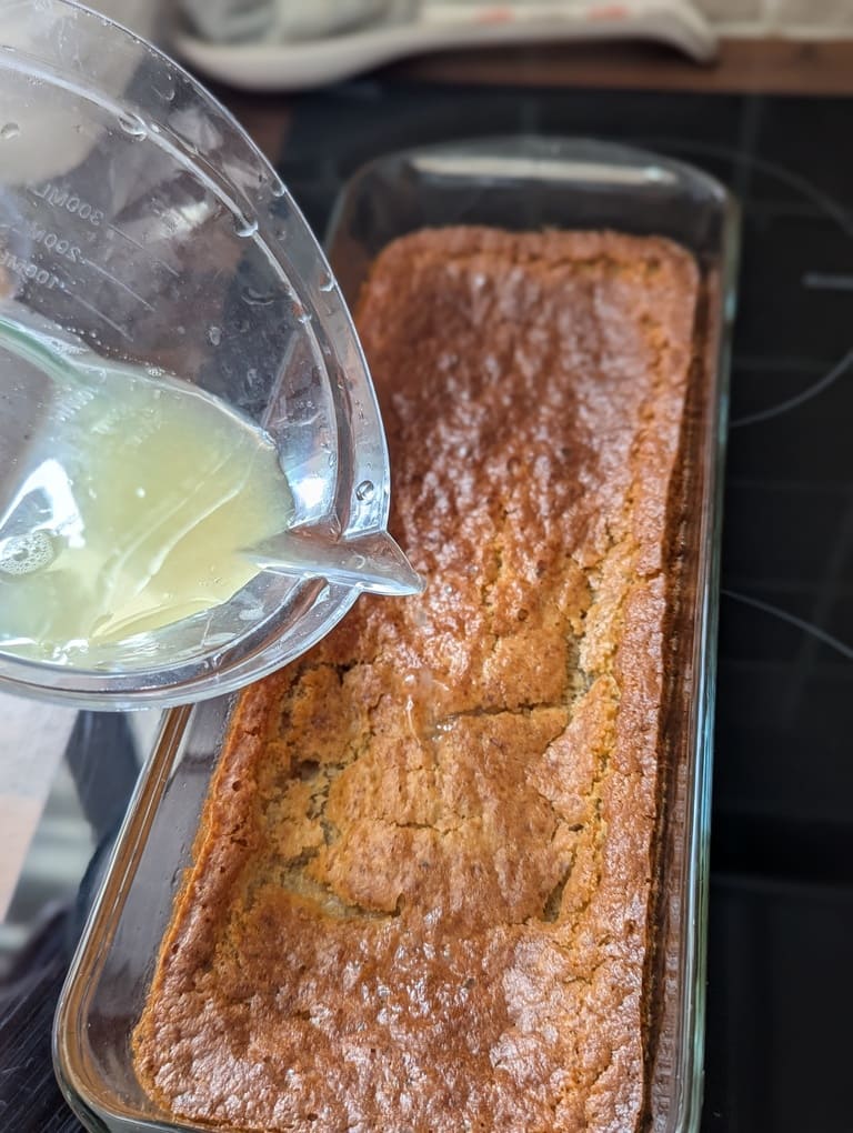 ajouter le jus de citron sur le cake après cuisson