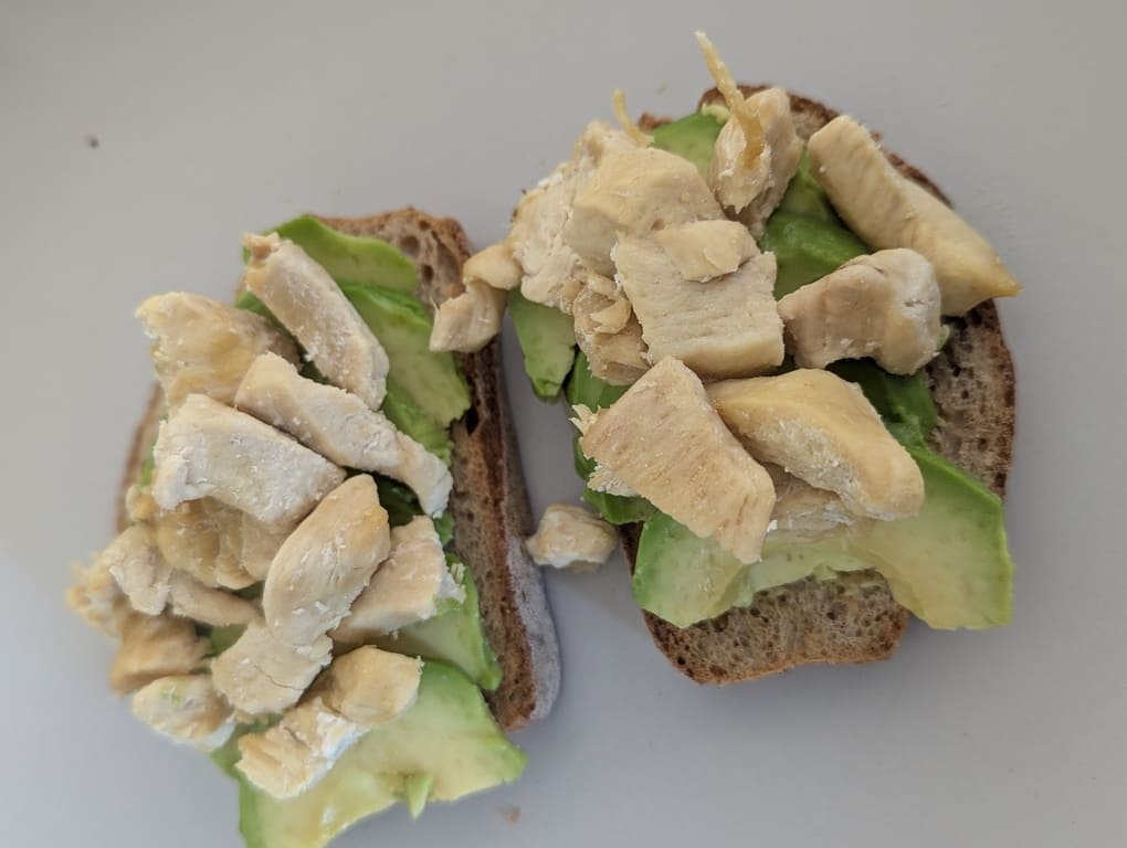 ajouter le poulet sur la tartine
