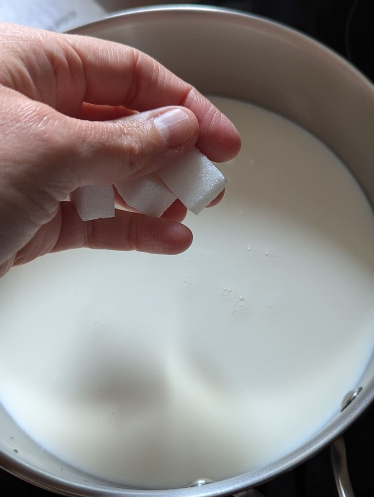 ajouter le sucre dans le lait