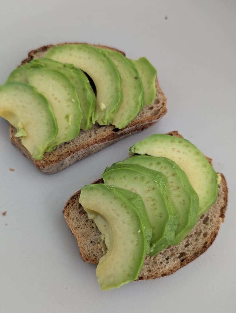 ajouter les lamelles d’avocat sur le pain