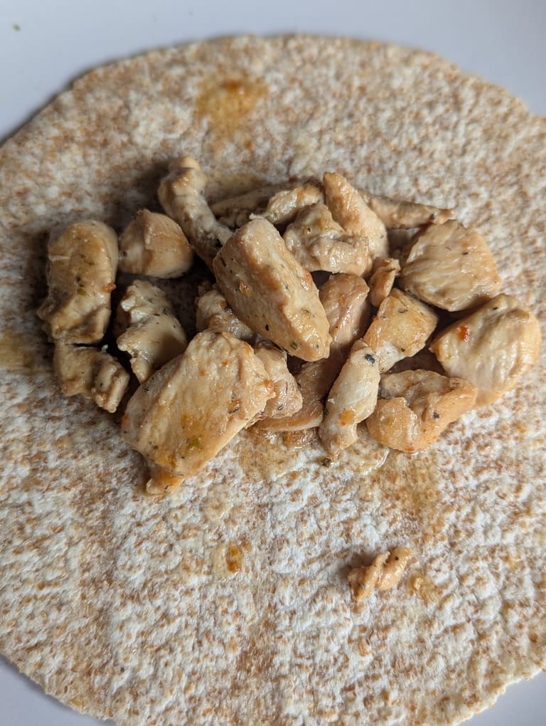disposer le poulet dans le wrap