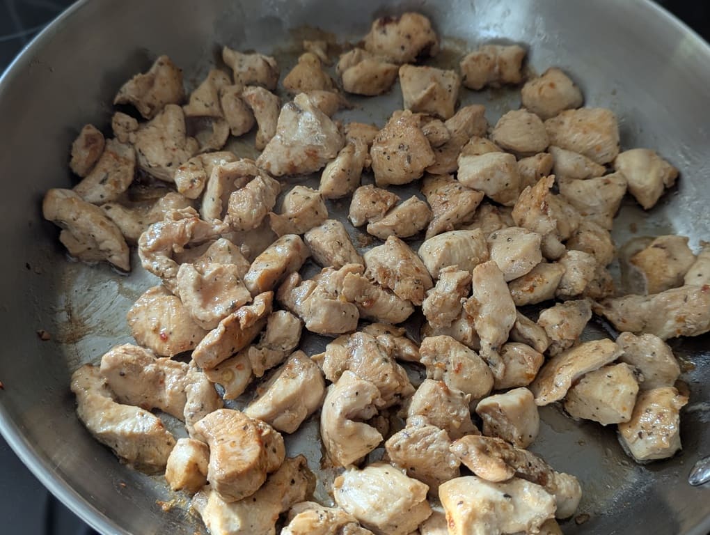 faire revenir les morceaux de poulet à la poele