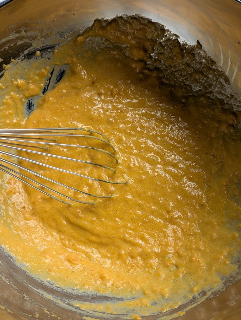 mélanger la patate douce et les oeufs