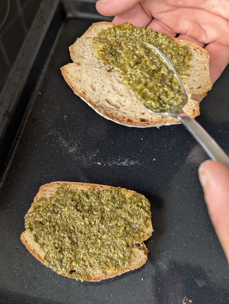 mettre le pesto sur le pain