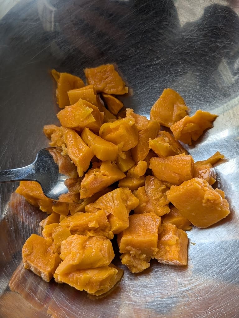 mettre les morceaux de patate douce dans un saladier