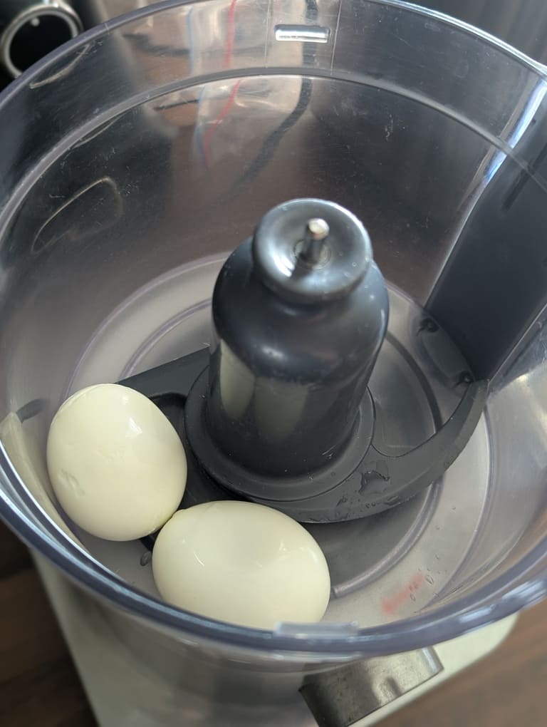 mettre les oeufs dans le mixeur