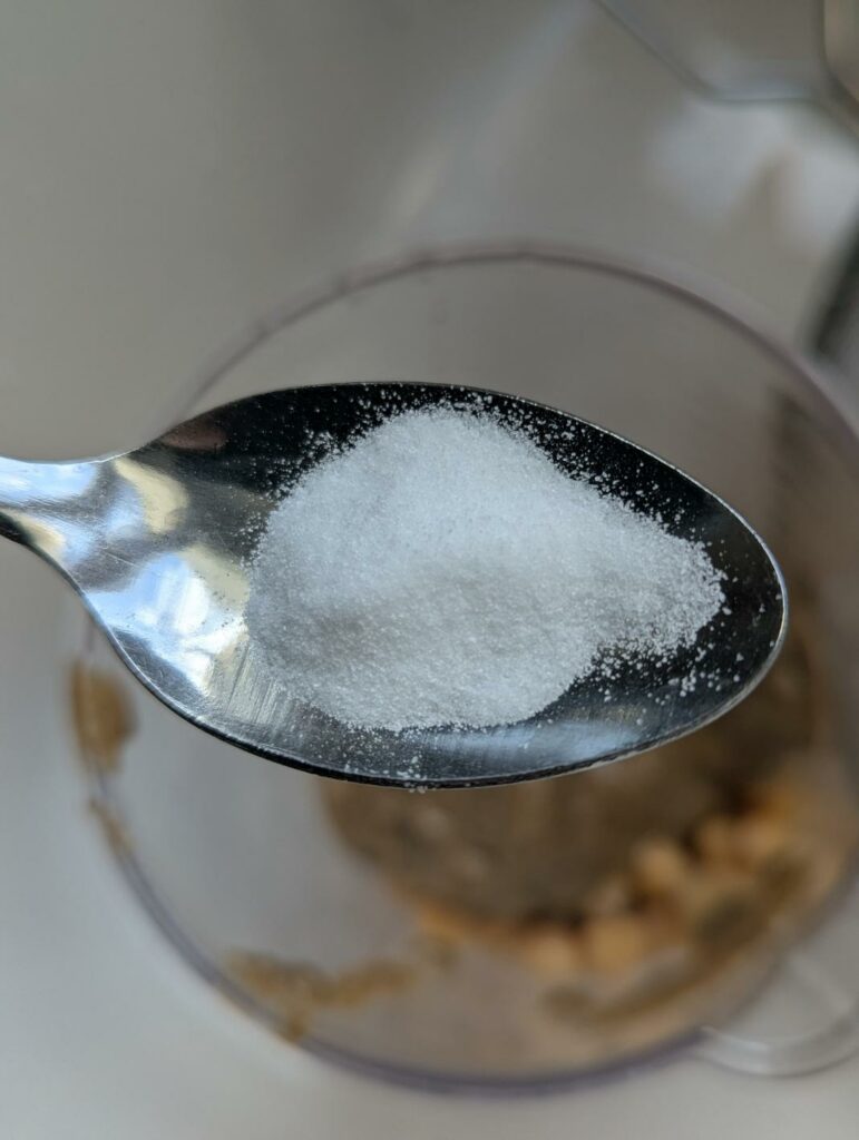 Bicarbonate de soude dans une cuillère avant d'être ajouté à la pâte