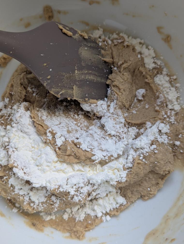 Maïzena ajoutée à la purée de pois chiches, mélangée à la maryse