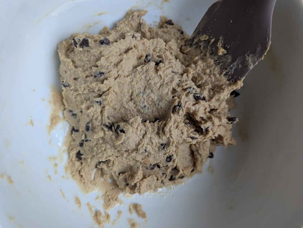 Pâte à cookies aux pois chiches avec pépites de chocolat incorporées